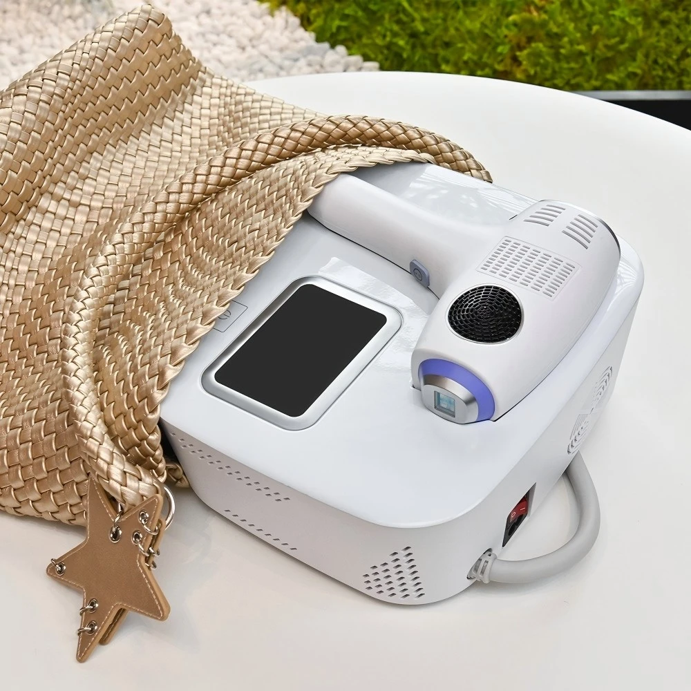 Macchina portatile per la depilazione con mini laser a diodi 755 808 1064nm Permanente indolore sicura al titanio con raffreddamento a ghiaccio